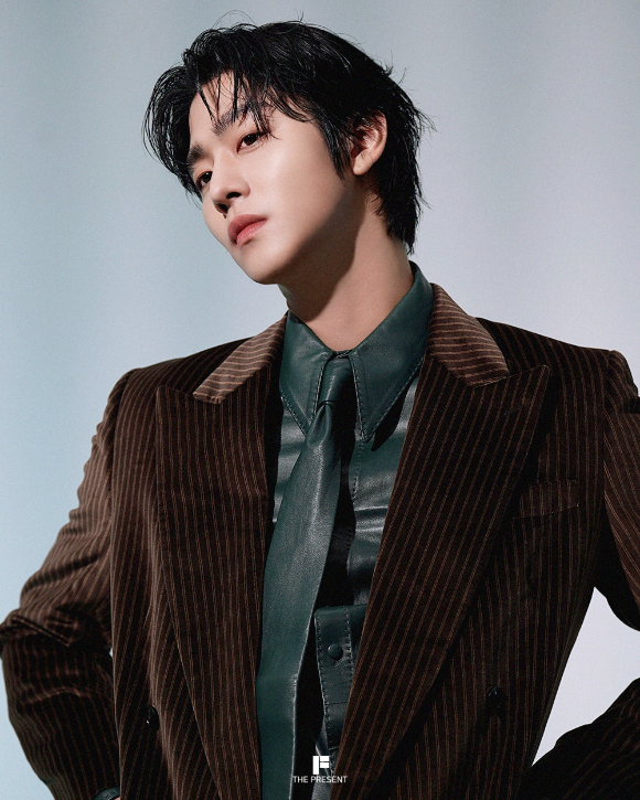 배우 안효섭이 화보 촬영에서 포즈를 취하고 있다. [사진=더프레젠트컴퍼니]