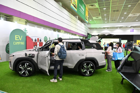 'EV트렌드코리아 2025'에서 전기차를 체험하는 참관객 [사진=한국자동차기자협회]
