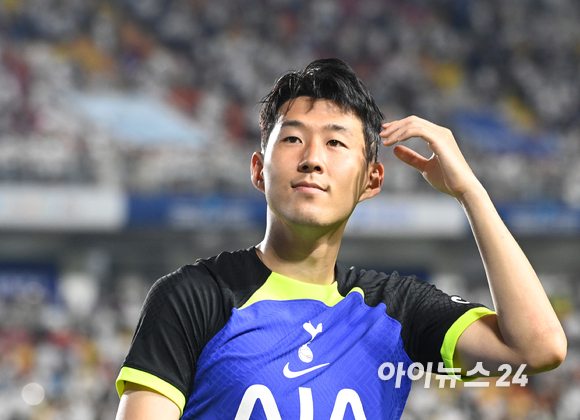 16일 오후 수원월드컵경기장에서 열린 '쿠팡플레이 시리즈' 2차전 토트넘 홋스퍼 FC 대 세비야 FC 경기가 1-1 무승부로 끝났다. 경기 종료 후 토트넘 손흥민이 관중을 향해 손을 흔들고 있다. [사진=정소희 기자]