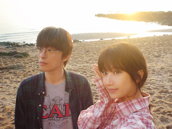 배우 구교환이 영화 '만약에 우리' 인터뷰에 앞서 포즈를 취하고 있다. [사진=(주)쇼박스]