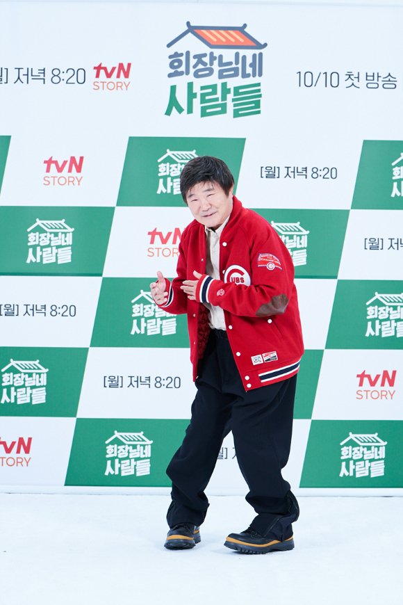 tvN STORY '회장님네 사람들' 제작발표회가 6일 오후 온라인으로 진행돼 이계인이 포즈를 취하고 있다. [사진=tvN STORY]