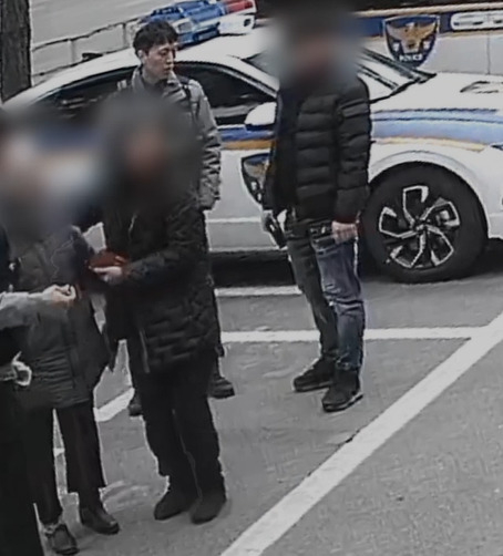 보이스피싱(전화 금융 사기)에 속아 현금을 인출하려던 80대 할머니가 남편의 신고로 피해를 막을 수 있었다. [사진=유튜브 채널 '대전경찰청']