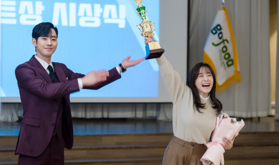 구직자들이 원하는 평균 연봉은 3천880만원으로 조사됐다. 사진은 '사내맞선' 안효섭 김세정 스틸컷. 기사 내용과 관련 없음. [사진=SBS]