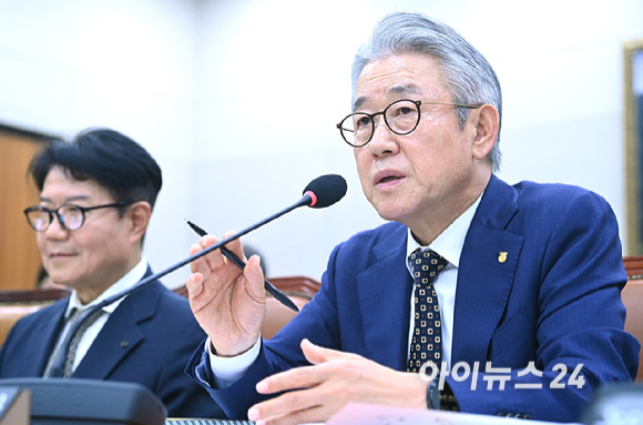 강호동 농협중앙회장이 16일 서울 여의도 국회 농림축산식품해양수산위원회 국정감사에서 질의에 답변하고 있다. [사진=곽영래 기자]