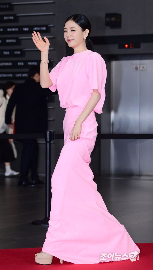 '키스는 괜히 해서' 배우 안은진이 31일 오후 서울 마포구 상암동 SBS 프리즘타워에서 열린&nbsp;2025 SBS 연기대상&nbsp;레드카펫 행사에 참석하고 있다. [사진=정소희 기자]