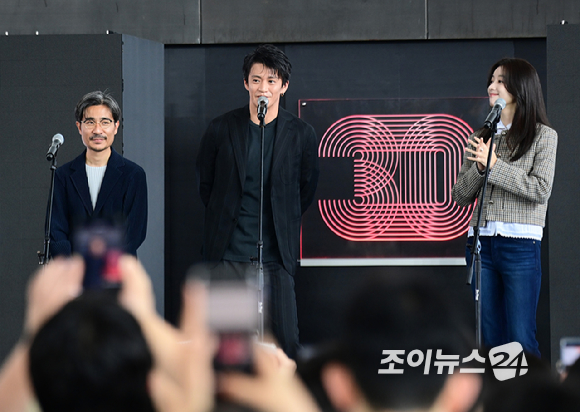 배우 오구리 슌이 20일 오후 부산광역시 해운대구 우동 영화의 전당에서 열린 제30회 부산국제영화제(BIFF) '로맨틱 어나니머스' 야외무대인사 행사에 참석하고 있다. [사진=정소희 기자]