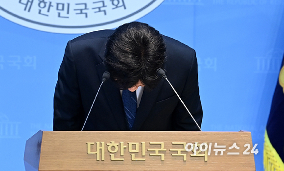 더불어민주당 전략공천 대상에서 제외된 김용 전 민주연구원 부원장이 28일 서울 여의도 국회 소통관에서 기자회견을 하고 있다. [사진=곽영래 기자]