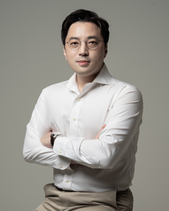 민진기 감독 프로필 사진 [사진=시즌]