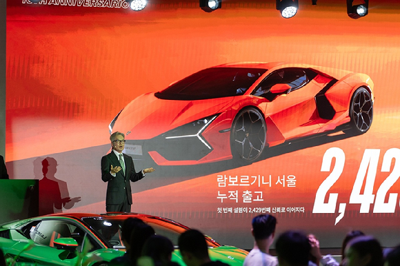 김종복 람보르기니 서울 대표가 지난 25일 서울 삼성동 웨스틴 서울 파르나스에서 열린 10주년 갈라 디너 현장에서 지난 10년간의 주요 성과를 소개하고 있다. [사진=람보르기니 서울]