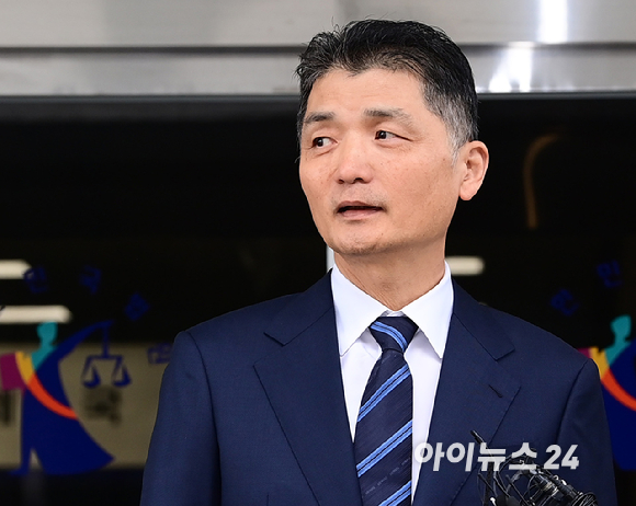 SM엔터테인먼트 시세 조종 혐의를 받고 있는 김범수 카카오 창업주 겸 경영쇄신위원장이 21일 오전 열린 1심 선고공판에서 무죄를 받고 법원을 나서고 있다. [사진=정소희 기자]