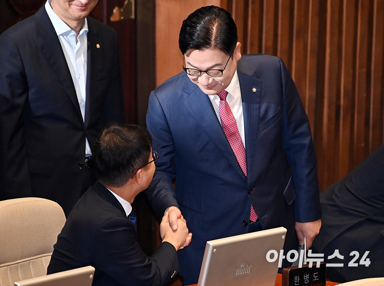 정점식 국민의힘 원내대표가 8일 국회에서 열린 정기국회 제4차 본회의에서 교섭단체 대표 연설을 마친 뒤 의원들과 악수하고 있다. [사진=곽영래 기자]