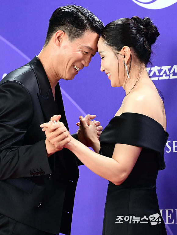 배우 진선규, 박보경 부부가&nbsp;31일 오후&nbsp;인천시 영종구 운서동 파라다이스시티에서 열린&nbsp;제5회 청룡시리즈어워즈&nbsp;레드카펫 행사에 참석하고 있다. [사진=정소희 기자]