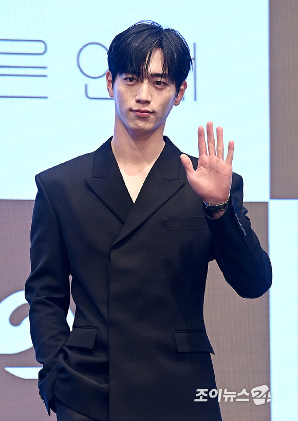 배우 서강준이 7일 오후 서울 구로구 신도림동 더 세인트에서 열린 KBS 2TV 토일 미니시리즈 '너 말고 다른 연애' 제작발표회에서 포토타임을 갖고 있다. [사진=곽영래 기자]