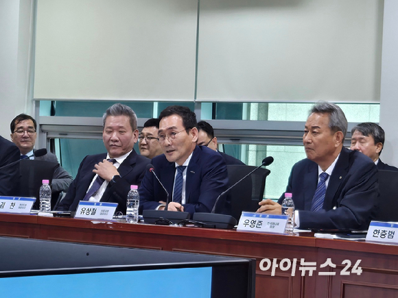 유상철 HJ중공업 대표(가운데)가 31일 국회에서 진행된 '중소 조선소 RG 지원 확대 이후, 현장을 묻다' 토론회에 참석해 발언하고 있다. [사진=최란 기자]