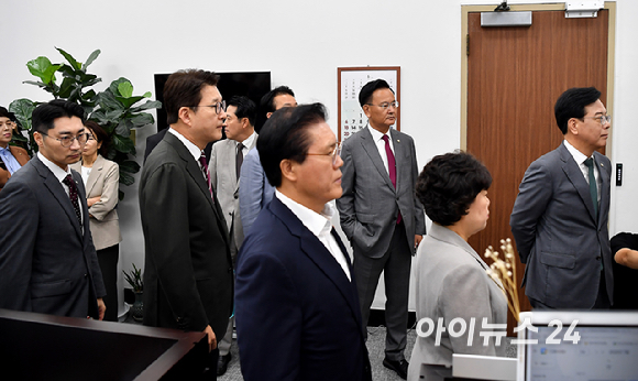 국민의힘 송언석 비상대책위원장 겸 원내대표 및 국민의힘 법사위원들이 18일 오전 국회에서 무차별적 압수수색 영장남발 협조 관련 국회의장 항의방문을 하고 있다. [사진=곽영래 기자]