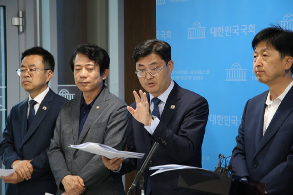 이정문 더불어민주당 의원(오른쪽 두번째)이 5일 국회에서 열린 상법 개정안 재발의 기자회견에서 법안 발의 배경을 말하고 있다.