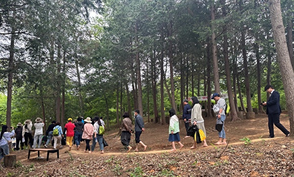 완주군청 인근 맨발걷기길에 맨발걷기 인파가 몰리고 있다. [사진=완주군 ]