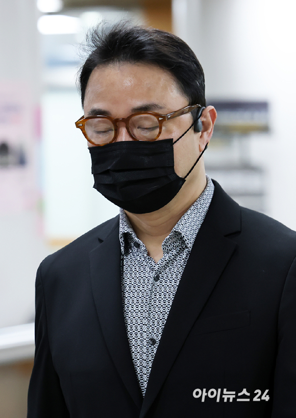 양평 공흥지구 개발 특혜 의혹을 받는 김건희씨의 오빠 김진우씨가 20일 서울중앙지방법원에서 열린 공판에 출석하고 있다. 2026.04.20 [사진=사진공동취재단]