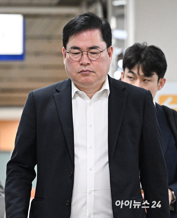 유동규 전 성남도시개발공사 본부장이 15일 서울 서초구 서울고등법원에서 열린 대장동 개발 의혹 관련 공판에 출석하고 있다. [사진=사진공동취재단]