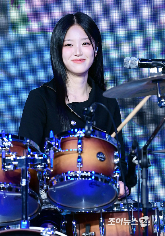 밴드 레이턴시 현진이 18일 오후 서울 마포구 상암동 쇼킹케이팝센터에서 열린 레이턴시(LATENCY) 첫 미니앨범 '레이트 오'클락'(LATE O'CLOCK) 쇼케이스에서 무대를 선보이고 있다. [사진=정소희 기자]