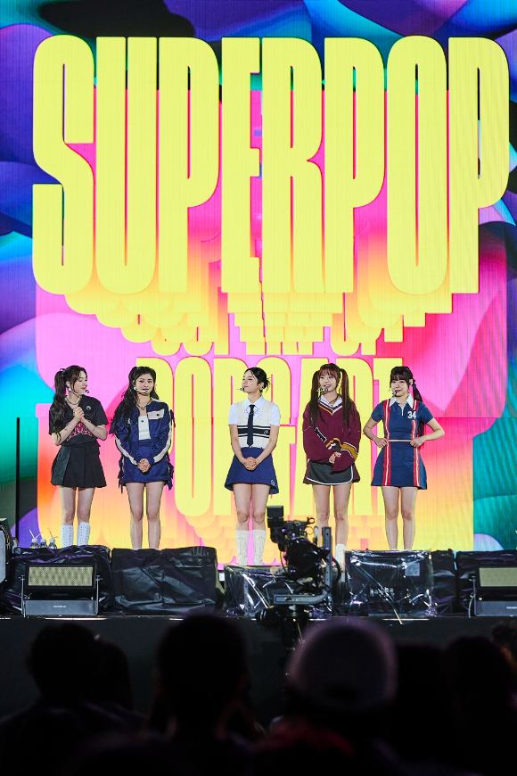 그룹 피프티피프티가 9일 일본 오사카시 오사카 파나소닉 스타디움 스이타에서 열린 '2024 SUPERPOP JAPAN'(2024 슈퍼팝 재팬) 무대에 올라 퍼포먼스를 선보이고 있다. [사진=SUPERPOP JAPAN]