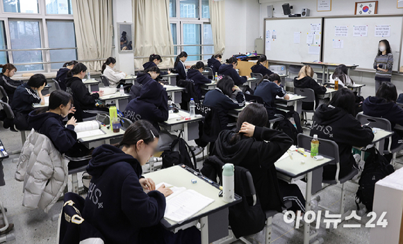 지난 3월 28일 2025학년도 대학수학능력시험(수능) 3월 모의평가가 시행된 가운데, 서울 강남구 개포고등학교에서 학생들이 응시 준비를 하고 있다. [사진=사진공동취재단]