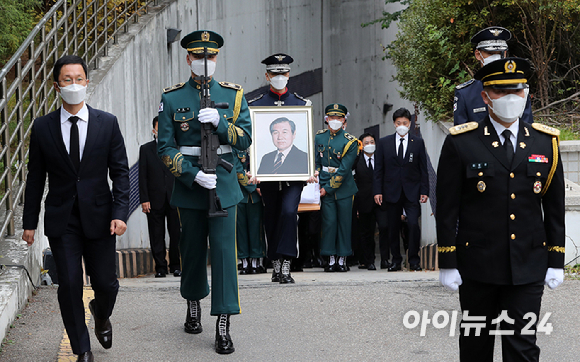 30일 오전 서울 종로구 서울대병원 장례식장에서 고 노태우 전 대통령의 발인식이 엄수되고 있다. [사진=사진공동취재단]