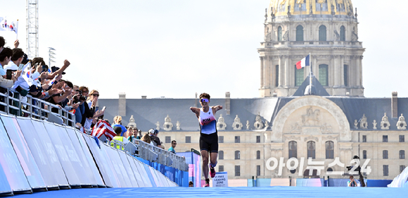 김황태가 2일(현지시간) 프랑스 파리 알렉상드로 3세 다리 인근에서 열린 2024 파리 패럴림픽 남자 트라이애슬론(철인 3종) PTS3 등급 경기에서 결승선을 향해 달리기를 하고 있다. [사진=사진공동취재단]