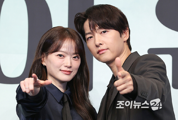 배우 천우희와 송중기가 4일 오후 서울 구로구 신도림 더 링크 호텔에서 열린&nbsp;JTBC 금요시리즈 '마이 유스' 제작발표회에 참석하고 있다. [사진=정소희 기자]