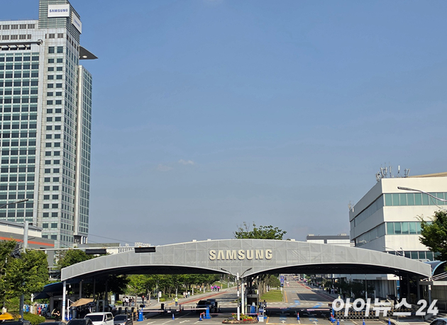 여명구 삼성전자 부사장(왼쪽)과 최승호 초기업노조 위원장이 수원 경기고용노동청에서 열린 성과급 제도 개편에 합의하고 서명하고 있다. [사진=권서아 기자]