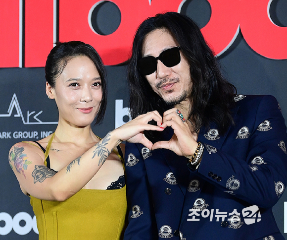 가수 윤미래와 타이거JK 부부가 27일 오후 서울 장충동 신라호텔에서 진행된 'Billboard K POWER 100' 이벤트 포토월 행사에 참석하고 있다. [사진=정소희 기자]