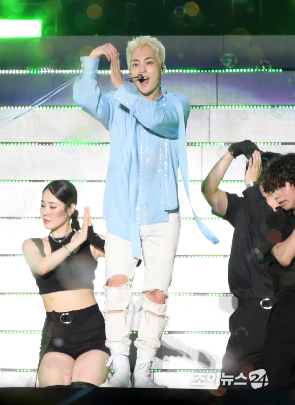 엑소 시우민이 20일 오후 경기 수원월드컵경기장에서 진행된 '에스엠타운 라이브 2022 : 에스엠씨유 익스프레스 @휴먼 시티_수원'(SMTOWN LIVE 2022 : SMCU EXPRESS @HUMAN CITY_SUWON) 콘서트에서 멋진 무대를 선보이고 있다. [사진=정소희 기자]