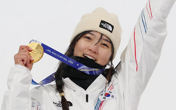 이탈리아 리비뇨 스노파크에서 열린 2026 밀라노&middot;코르티나담페초 동계 올림픽 스키 스노보드 여자 하프파이프 결선에서 90.25점을 획득해 금메달을 획득한 한국 최가온이 금메달을 목에 건 뒤 기뻐하고 있다. [사진=연합뉴스]