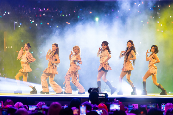 그룹 케플러가 지난 1일(현지시간)부터 3일까지 미국 로스앤젤레스 크립토닷컴 아레나에서 열린 K-팝 팬&아티스트 페스티벌 '케이콘 엘에이 2025(KCON LA 2025)' 무대에서 열띤 공연을 펼치고 있다. [사진=CJ ENM]