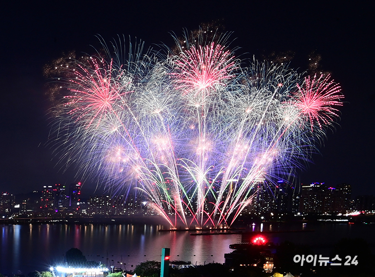 작년 9월 27일 서울 여의도 한강공원 일대에서 열린 '한화와 함께하는 서울세계불꽃축제 2025'에서 화려한 불꽃들이 밤 하늘을 수놓고 있다. [사진=정소희 기자]