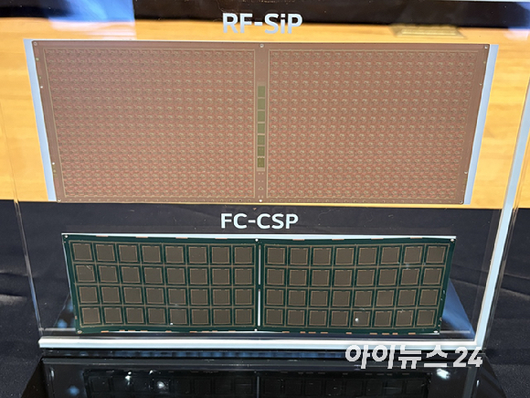 16일 서울 강서구 LG이노텍 마곡 본사에서 열린 미디어 테크 데이에서 (왼쪽부터) 황정호 패키지솔루션마케팅담당 상무, 조지태 패키지솔루션사업부장 전무, 명세호 패키지솔루션개발담당 상무, 남상혁 패키지솔루션연구소장 연구위원이 기자들의 질문에 답하고 있다. [사진=권서아 기자]