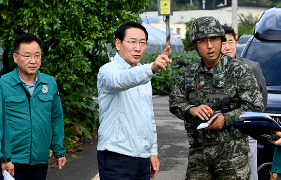 유정복 인천광역시장이 9월18일 강화군 송해면 당산리 대남 소음방송 현장을 찾아 군관계자로부터 현황을 보고받고 현장을 점검하고 있다. [사진=인천시]