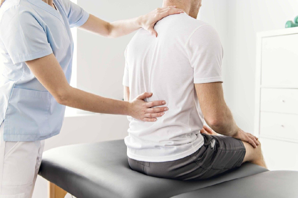 허리 통증은 여러 원인이 있으나, 보통 허리 쪽 척추 사이에 있는 디스크의 압박으로부터 발생한다. [사진=픽사베이]