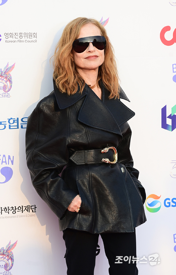 배우 이자벨 위페르가 2일 경기도 부천시 원미구 부천시청 잔디광장에서 진행된 제30회 부천국제판타스틱영화제(BIFAN) 레드카펫 행사에 참석하고 있다. [사진=정소희 기자]