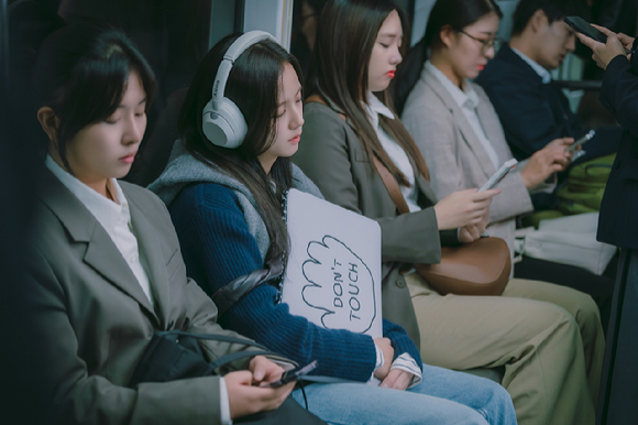 블랙핑크 지수가 넷플릭스 '월간남친'에서 웹툰 PD 미래를 연기하고 있다. [사진=넷플릭스]