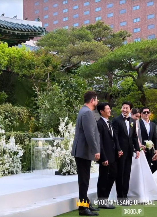 늦깎이 결혼식을 올린 가수 겸 배우 윤계상의 결혼식 현장이 공개됐다.  [사진=김애리 인스타그램]