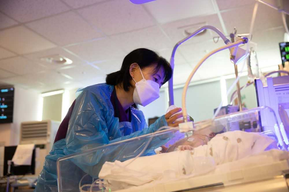 경희대병원 신생아 중환자실(제5중환자실)에서 간호사가 이른둥이를 보살피고 있다. [사진=경희대병원]