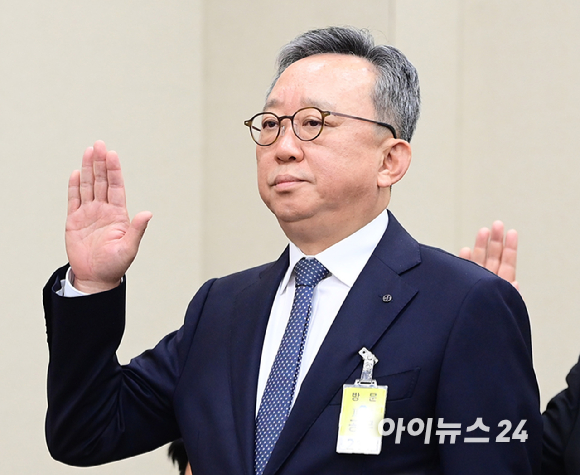 정상혁 신한은행장이 19일 오후 서울 여의도 국회에서 진행된 정무위원회 금융감독원 등 국정감사에 증인으로 출석하고 있다. [사진=정소희 기자]