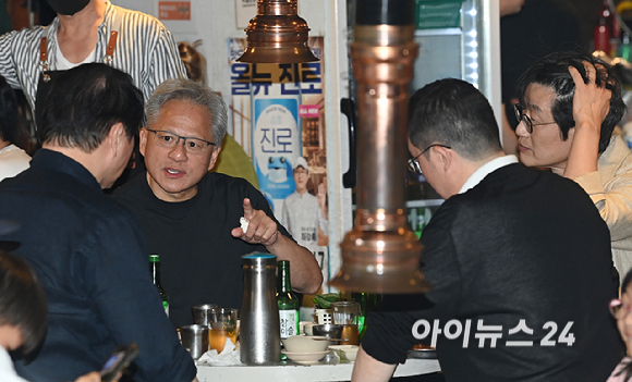 젠슨 황 엔비디아 최고경영자(CEO)가 5일 서울 마포구 서교동의 한 고깃집에서 최태원 SK회장, 구광모 LG회장, 이해진 네이버 의장과 삼겹살 회동을 하고 있다. [사진=곽영래 기자]
