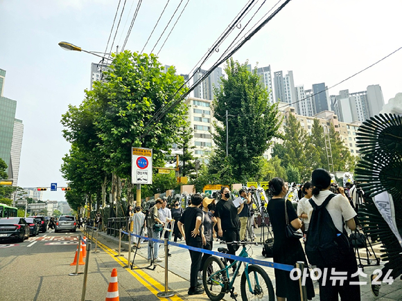 20일 오후 한 초등학교 교사가 극단적인 선택을 한 해당 초등학교 정문 인근에 추모 행렬이 이어지고 있다. [사진=아이뉴스24 포토DB]