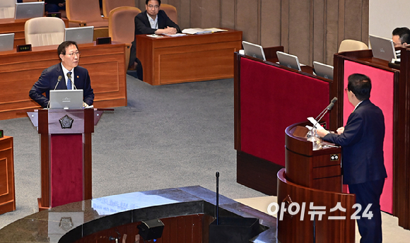 박성재 법무부 장관이 9일 오후 서울 여의도 국회에서 열린 본회의에서 박지원 더불어민주당 의원의 대정부 질문(정치에 관한 질문)에 답하고 있다. [사진=곽영래 기자]