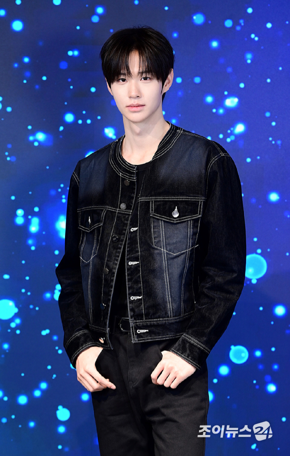 그룹 클로즈 유어 아이즈(CLOSE YOUR EYES)가 서울 성동구 성수동에 위치한 케이팝 체험 아카데미 케이팝아케이드에서 진행된 조이뉴스24와의 인터뷰에 앞서 포즈를 취하고 있다. [사진=정소희 기자]