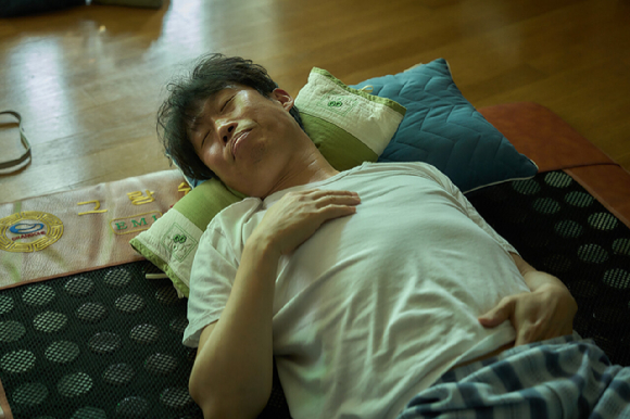 배우 유해진이 영화 '소주전쟁'에서 열연하고 있다. [사진=(주)쇼박스]