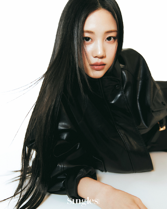 배우 홍화연이 화보 촬영에서 포즈를 취하고 있다. [사진=싱글즈]