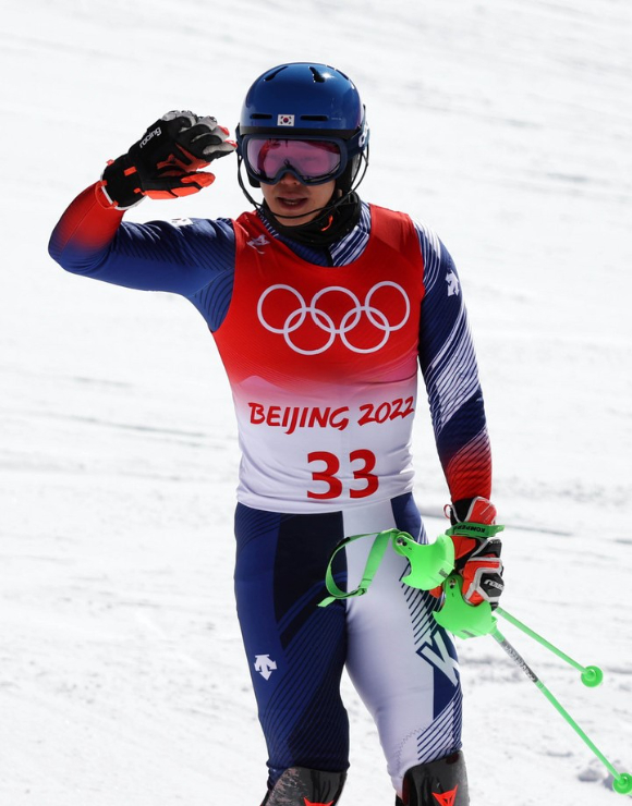 2022 베이징동계올림픽 알파인 스키 남자 회전 경기가 16일 중국 베이징 옌칭에 있는 국립 알파인 스키센터에서 열렸다. 한국 정동현(하이원)이 1, 2차 시기를 모두 마치고 인사하고 있다. [사진=뉴시스]